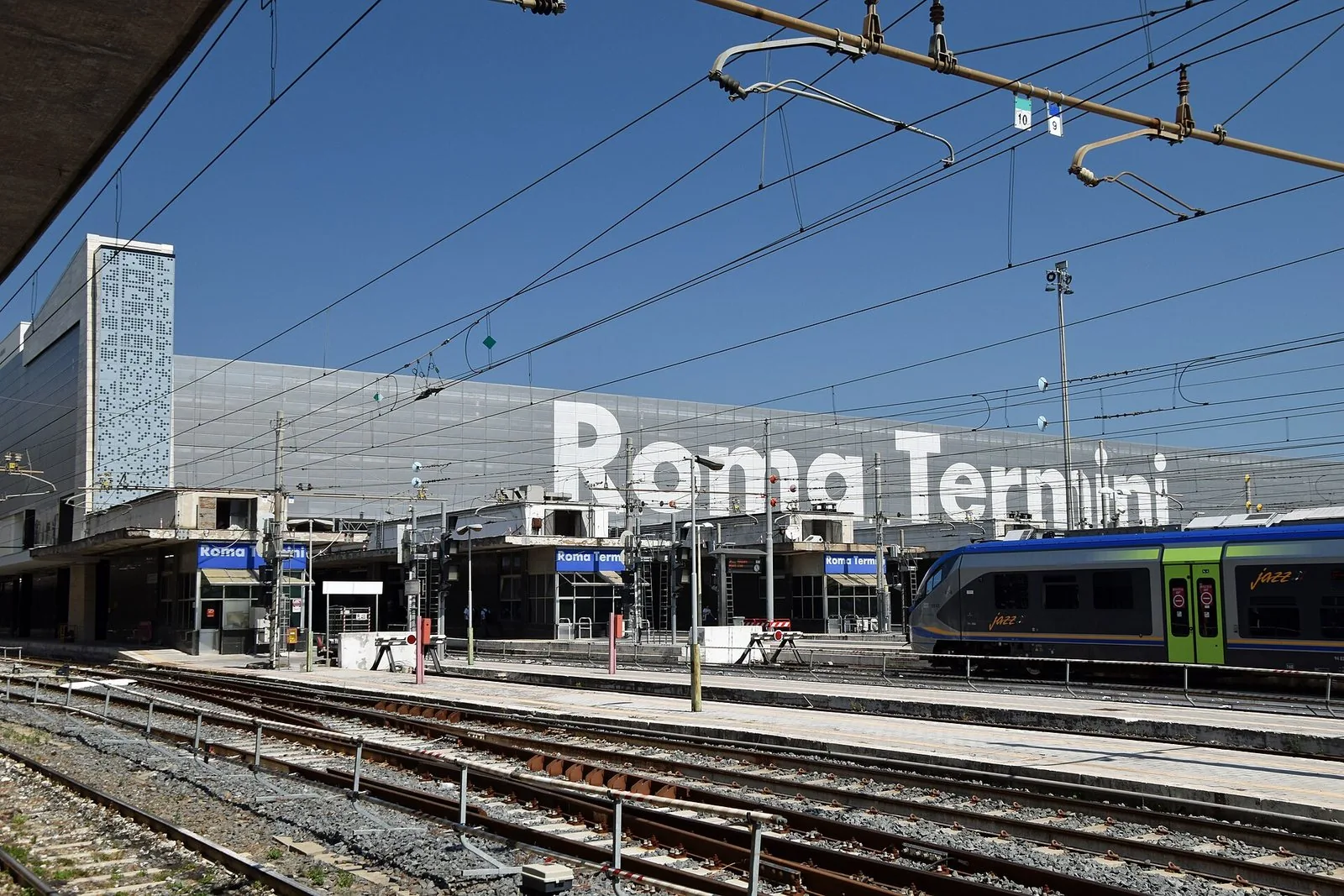 I binari e la tettoia della stazione di Roma Termini