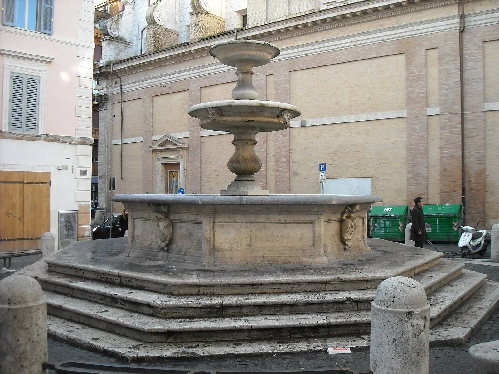 La fontana di piazza della Madonna dei Monti, nel Rione Monti a Roma