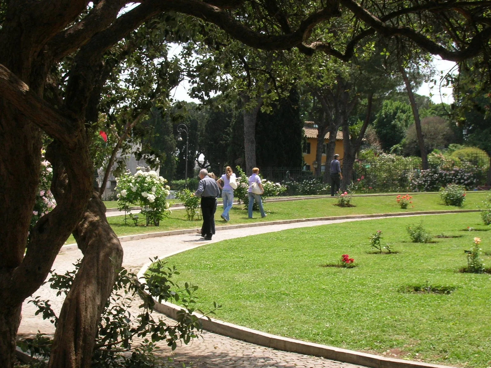 Il Roseto Comunale di Roma con le aiuole fiorite