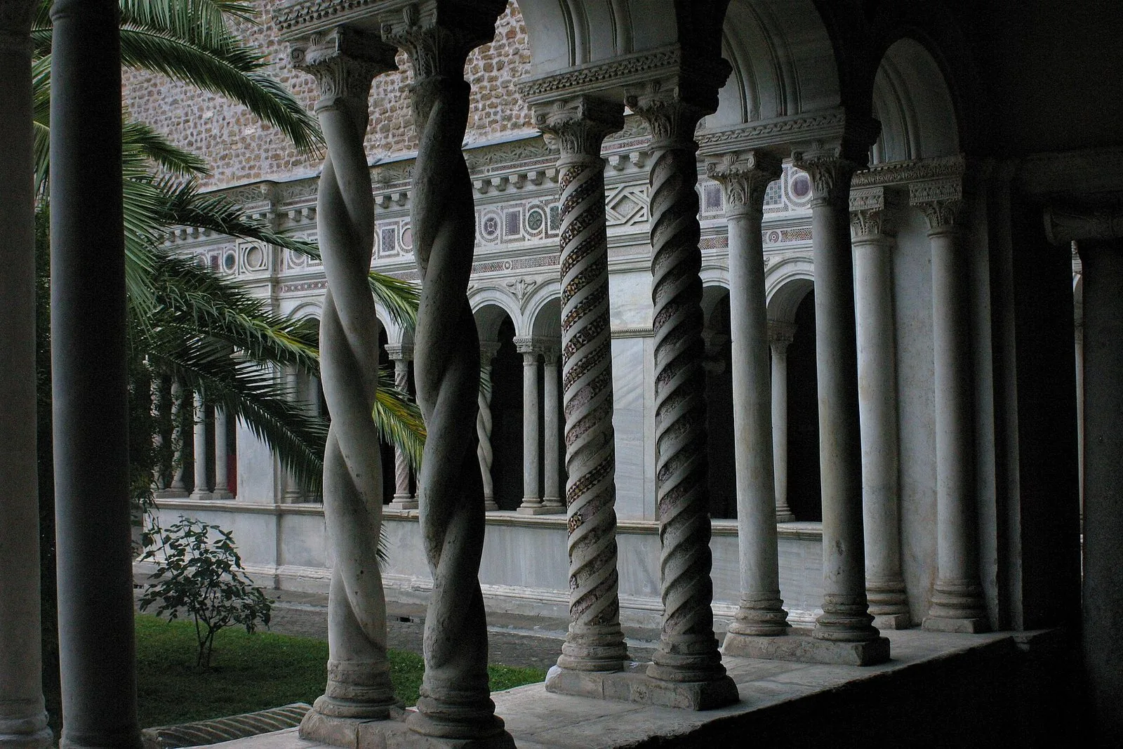 Le colonnine tortili intarsiate del chiostro di San Giovanni in Laterano